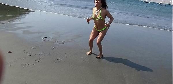  LA DIOSA MILF CACHONDA  CORRE EN LA PLAYA EN HILO DENTAL